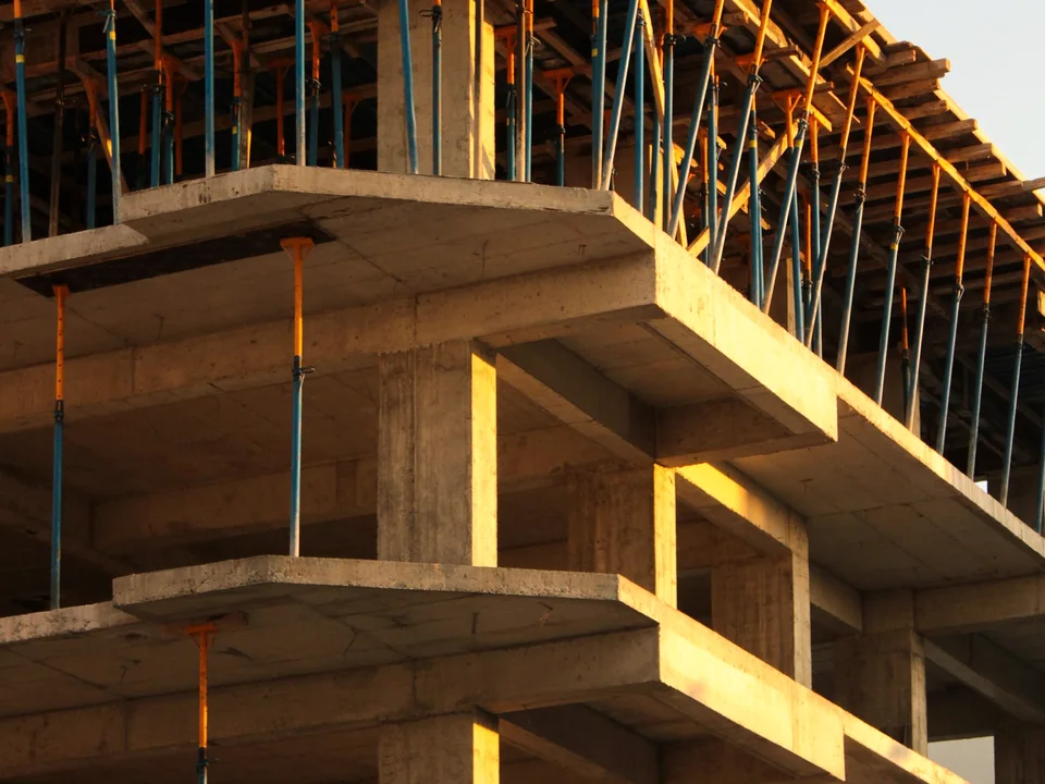 Armirano-betonske ploče na podupiračima tijekom izvedbe konstrukcije
